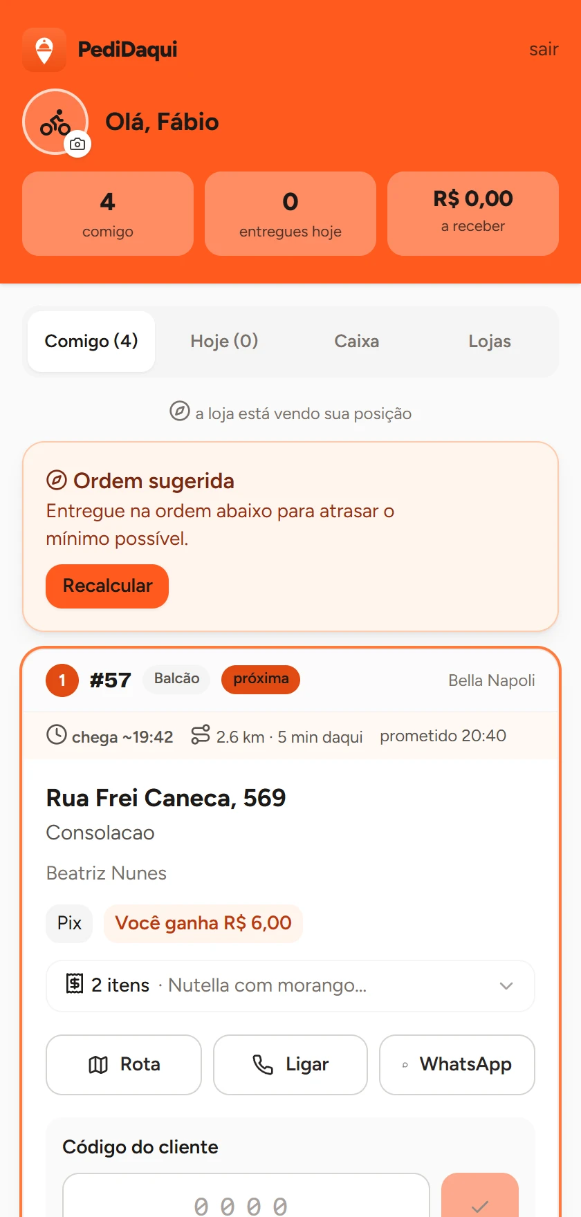 Tela do entregador com duas entregas, a ordem sugerida, a distância até a próxima parada e o campo do código do cliente